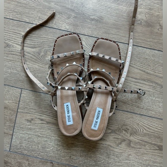 Steve Madden, size 10 studded block heel with straps - Picture 2 of 5